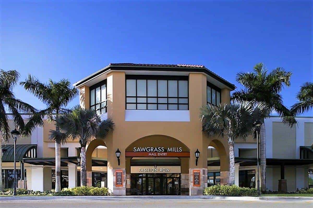 EXPATS WHAT THEY ALL DO WHEN LEAVING THE US, SHOP